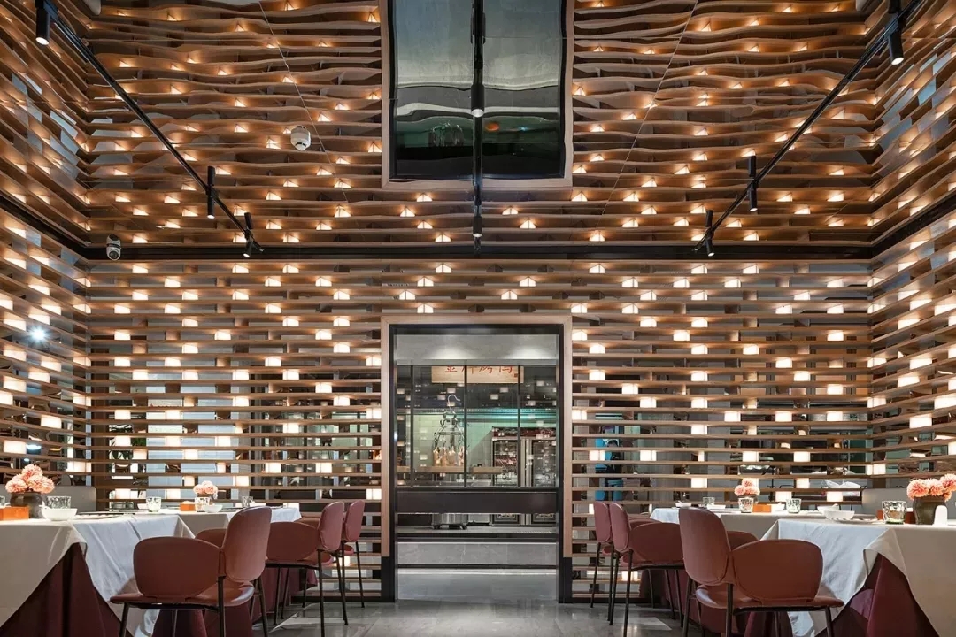 南宁大鸭梨烤鸭店以全新的餐饮空间设计，冲破品牌桎梏，重塑品牌形象