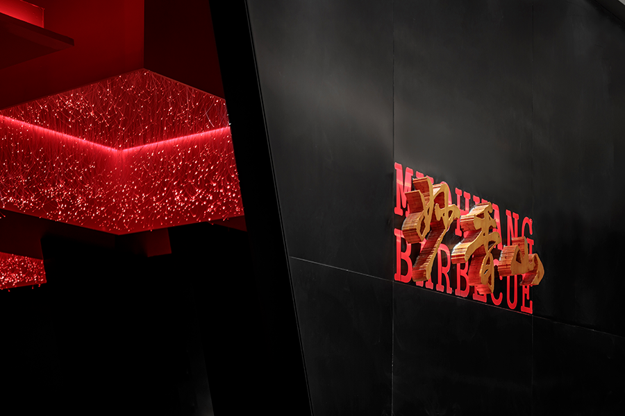 南宁这家烤肉店的餐饮空间设计，俨然是红与黑的世界