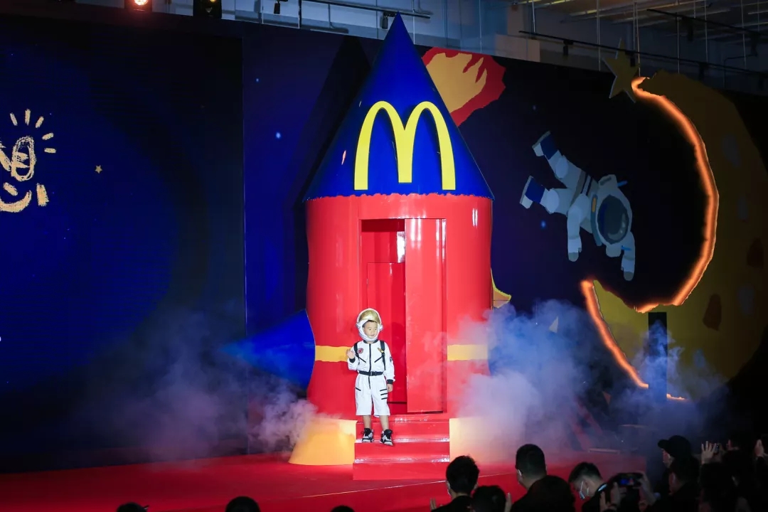 南宁麦当劳中国为孩子“点亮梦想”，带你上天！